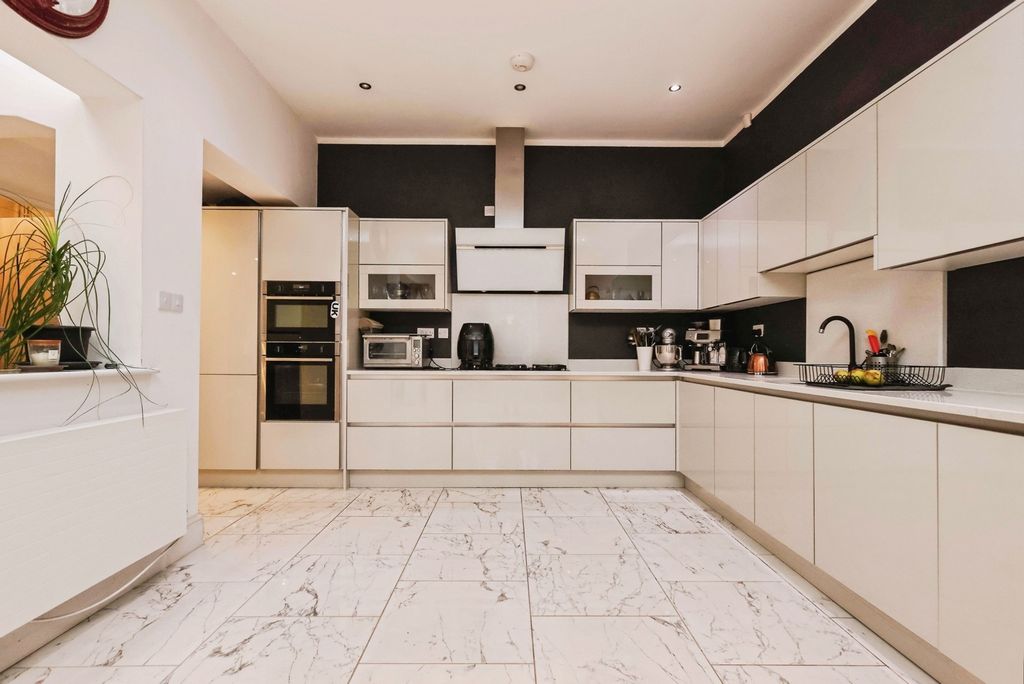 Property photo 3 of 17 Photo