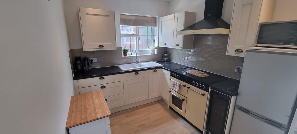 Property photo 3 of 8 Kitchen