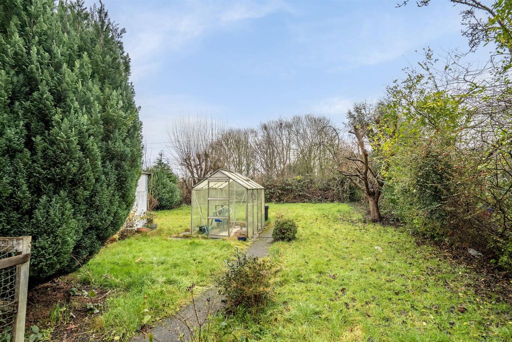 Property photo 2 of 12 Garden 1