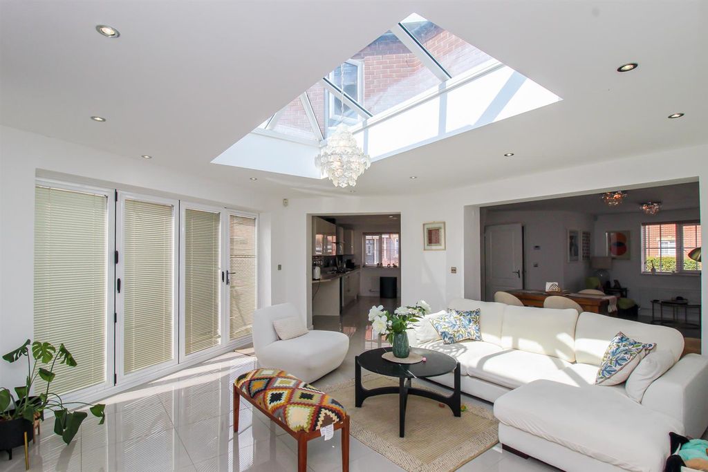 Property photo 2 of 17 Lounge