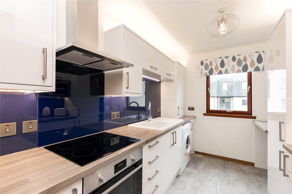 Property photo 2 of 7 Kitchen
