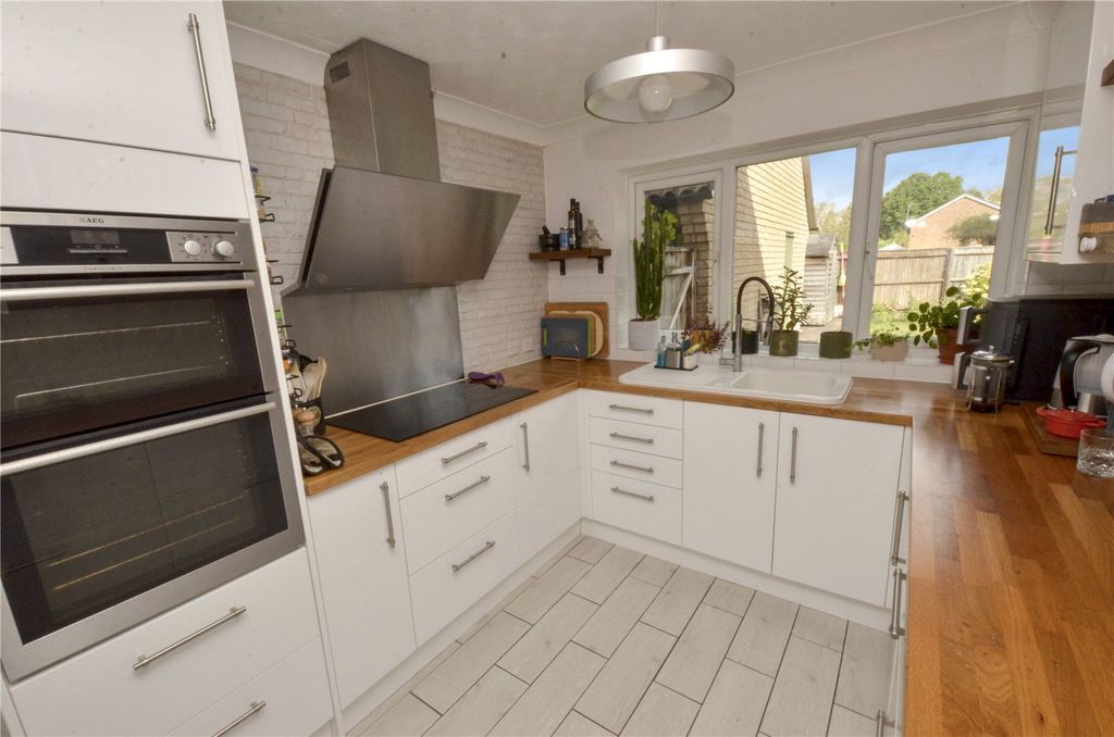 Property photo 3 of 26 Kitchen