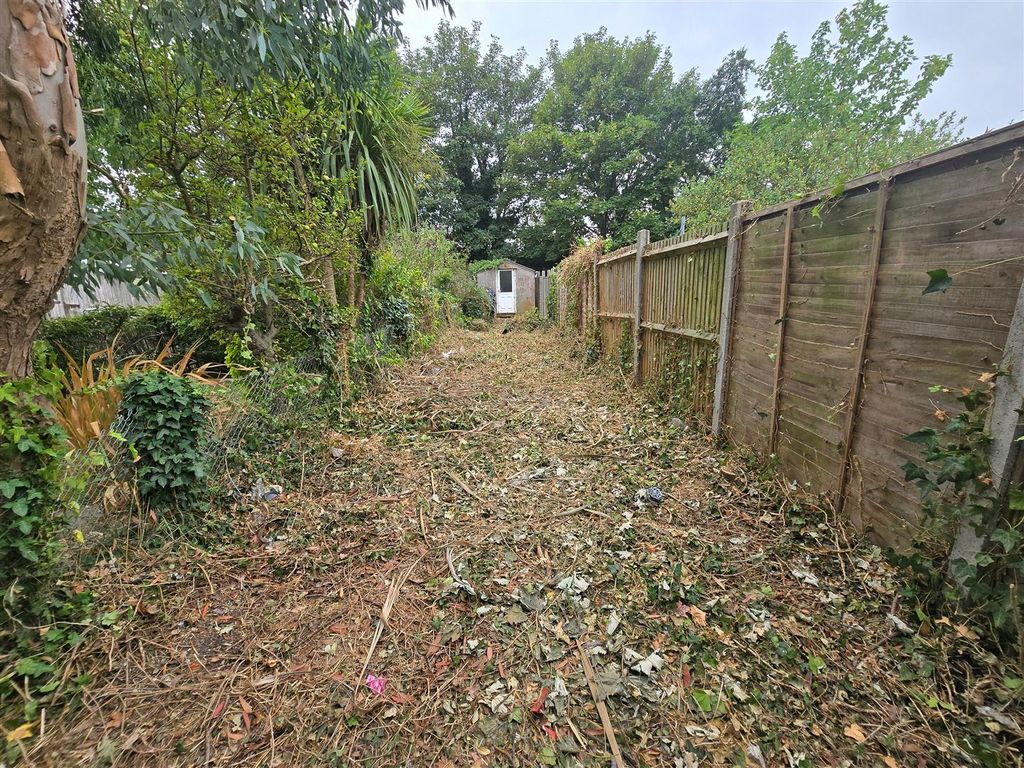 Property photo 1 of 5 Garden 2