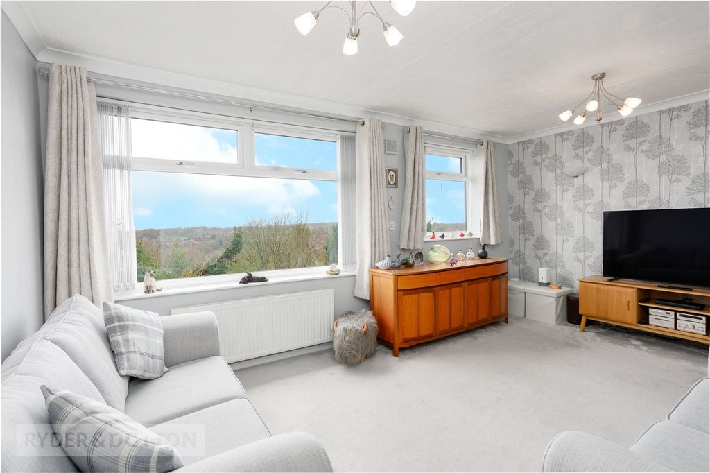 Property photo 3 of 21 Lounge