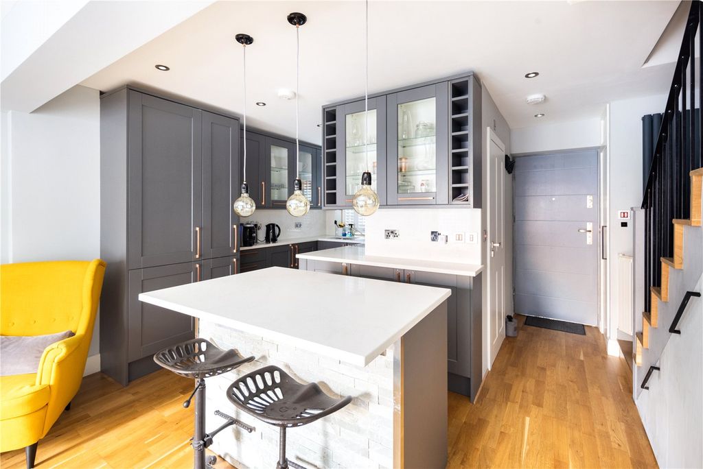 Property photo 2 of 14 Living Room/Kitchen