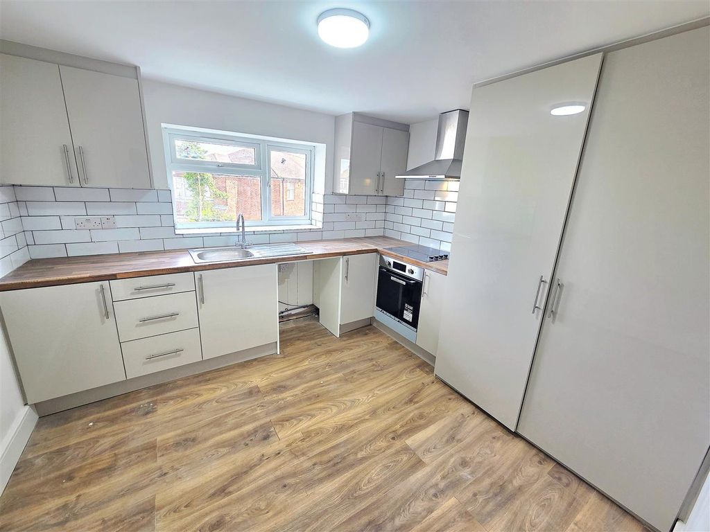 Property photo 3 of 9 Kitchen