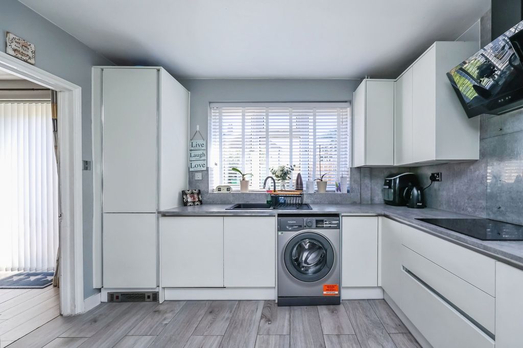 Property photo 2 of 19 Fitted Kitchen