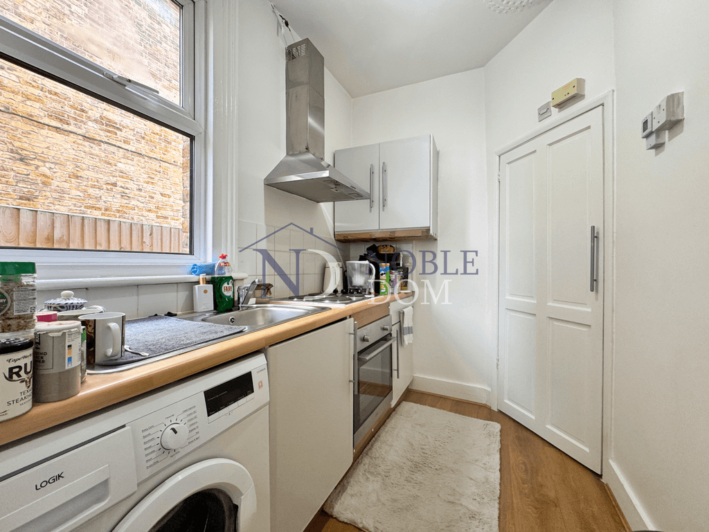 Property photo 1 of 6 Ground Floor Studio Flat In Hounslow