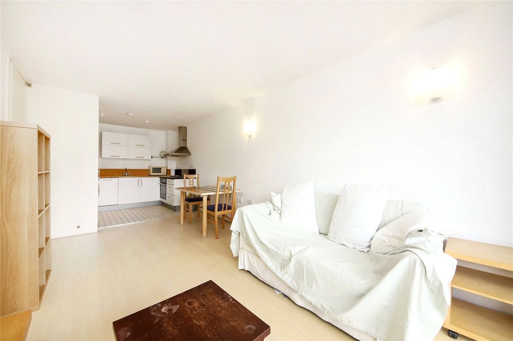 Property photo 2 of 10 Living Room/Kitchen