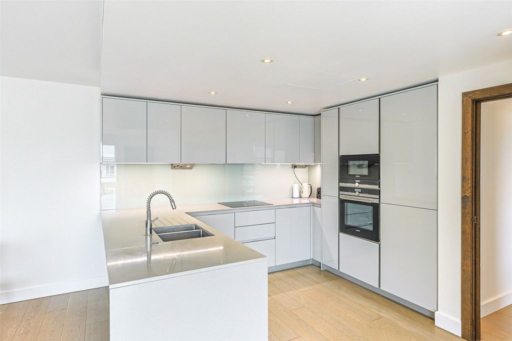 Property photo 2 of 21 Picture No. 17