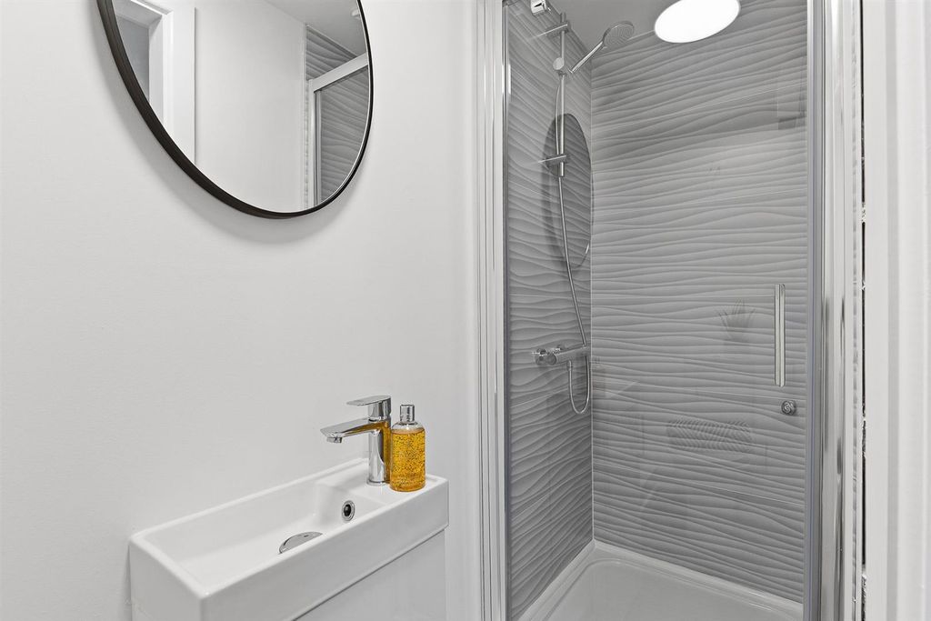 Property photo 2 of 12 Room6(5).Jpg