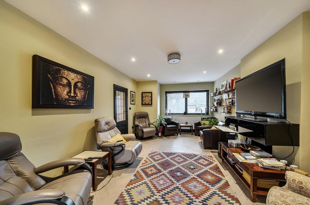 Additional image 5 of 5 bed property for saleCavendish Drive, Edgware HA8