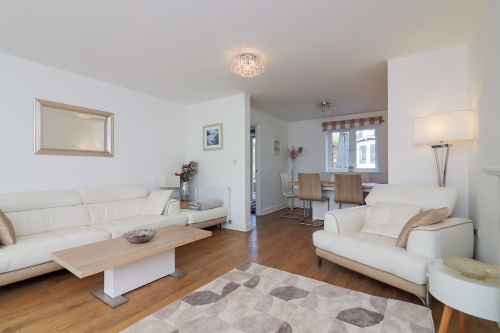 Property photo 2 of 39 Image00027