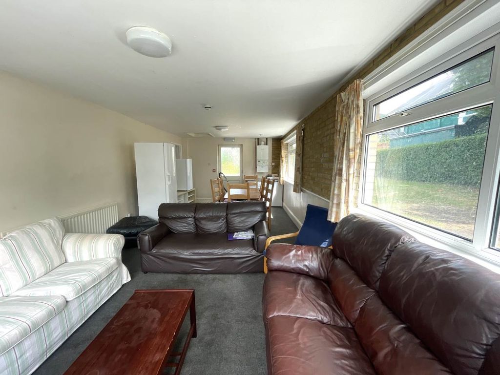 Property photo 3 of 15 Lounge