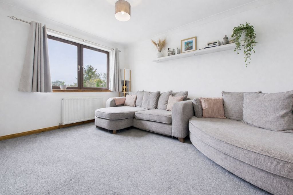 Property photo 2 of 25