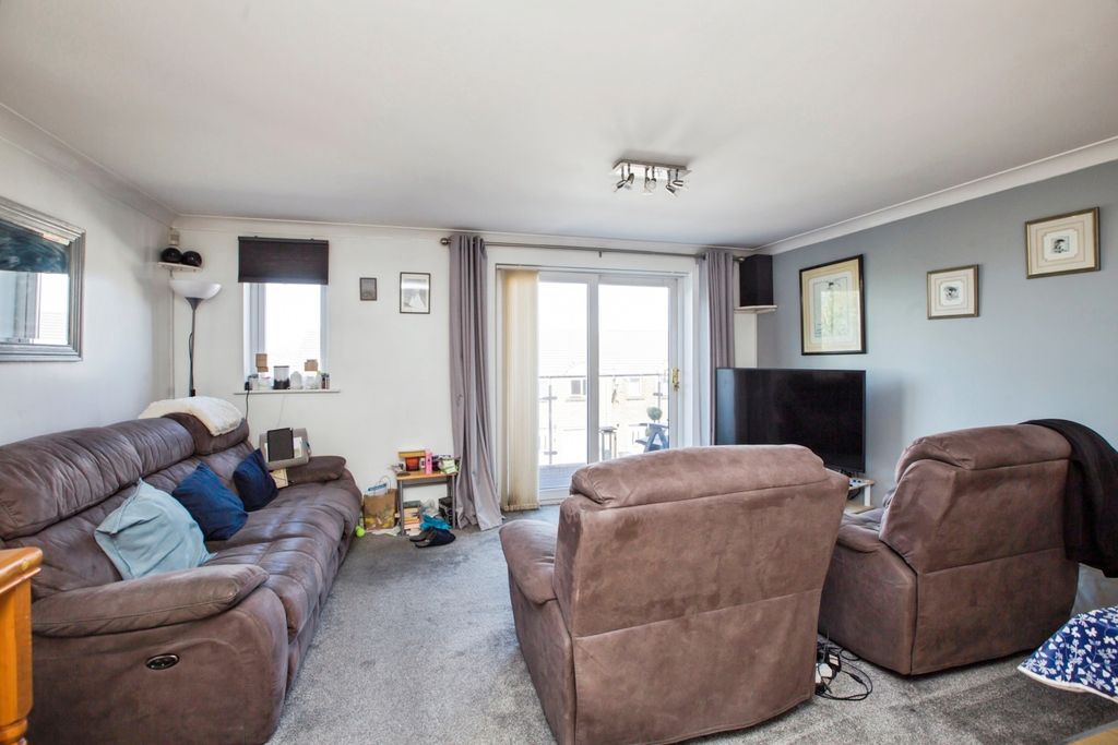 Property photo 2 of 17 Lounge