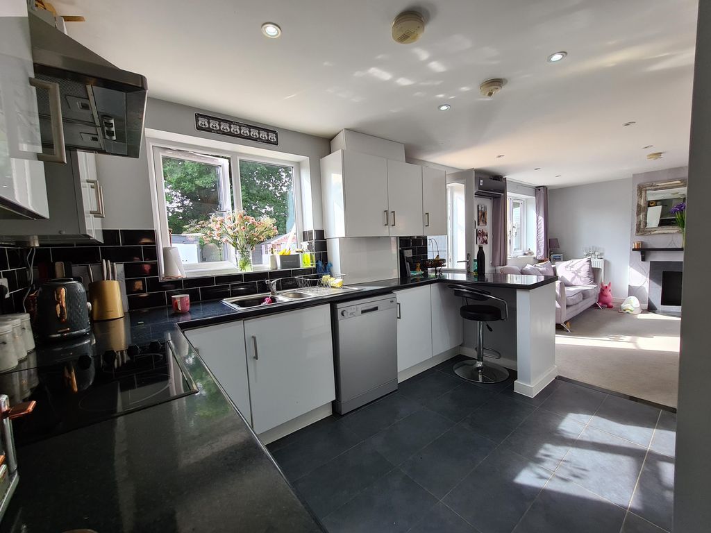 Property photo 3 of 9 Kitchen