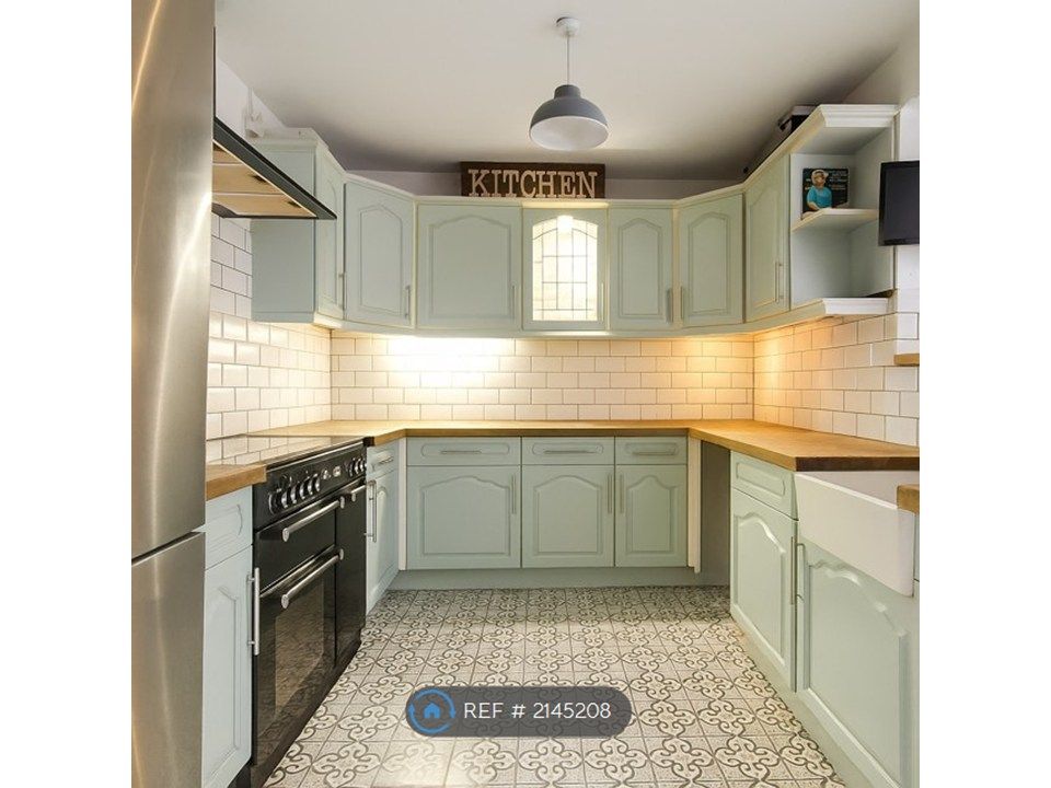 Property photo 2 of 6 Kitchen