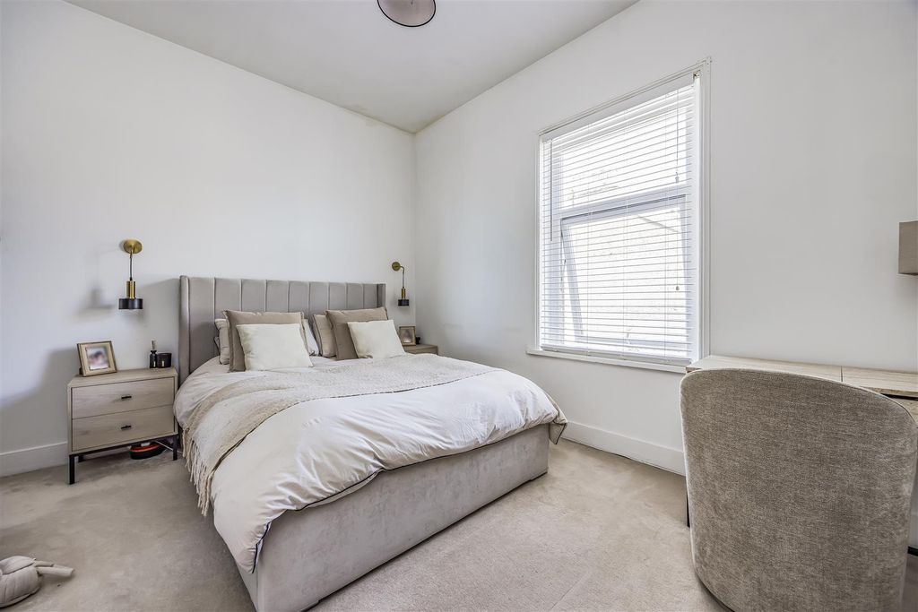 Property photo 3 of 17 29 Addison Road, Southsea-Porticomarketing-Soldby-