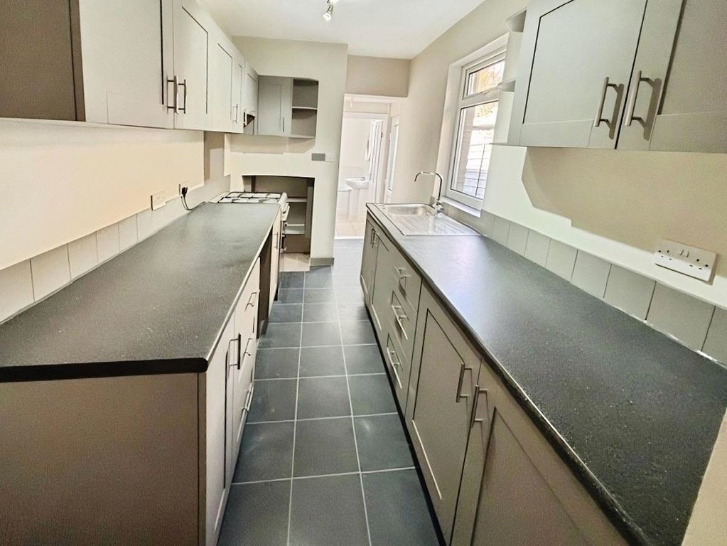 Property photo 2 of 14 Kitchen 1