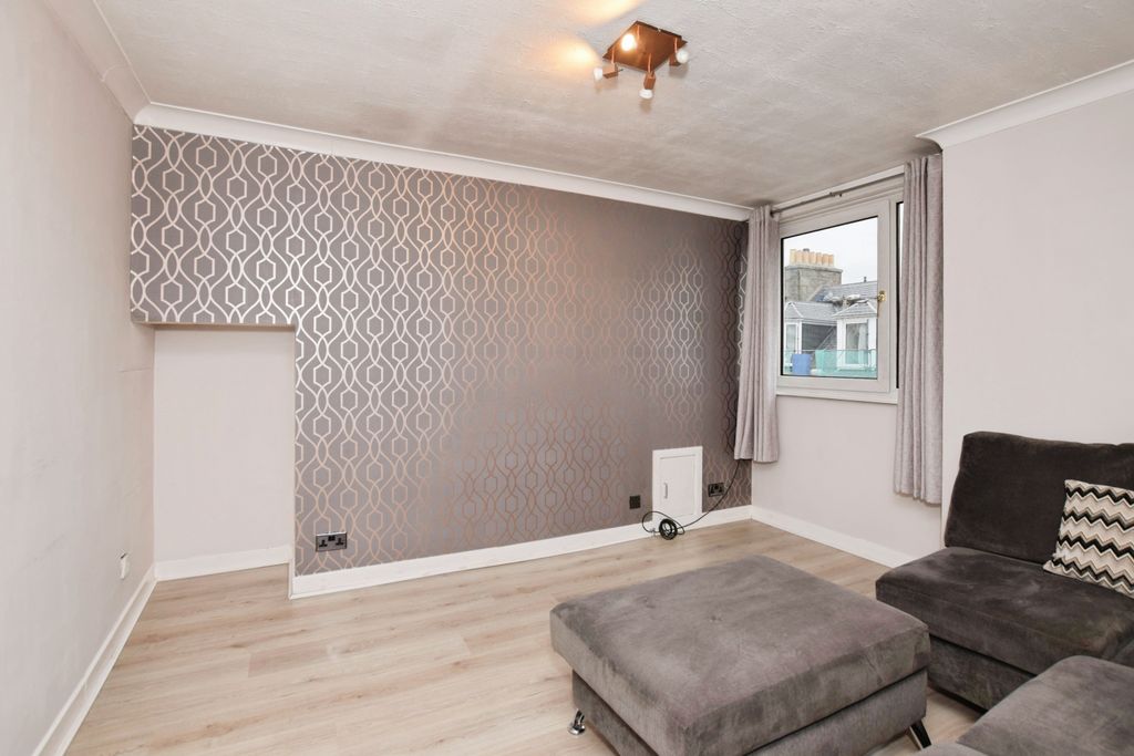 Property photo 2 of 13 Lounge