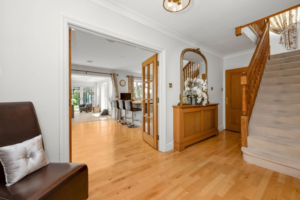 Property photo 3 of 24 Entrance Hall