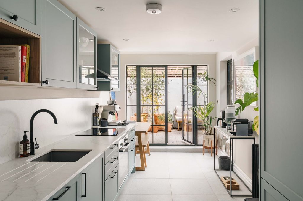 Property photo 2 of 21 Baxendale Street E2