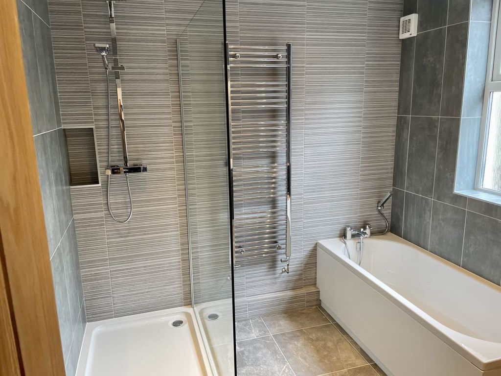 Property photo 1 of 19 Bathroom 1