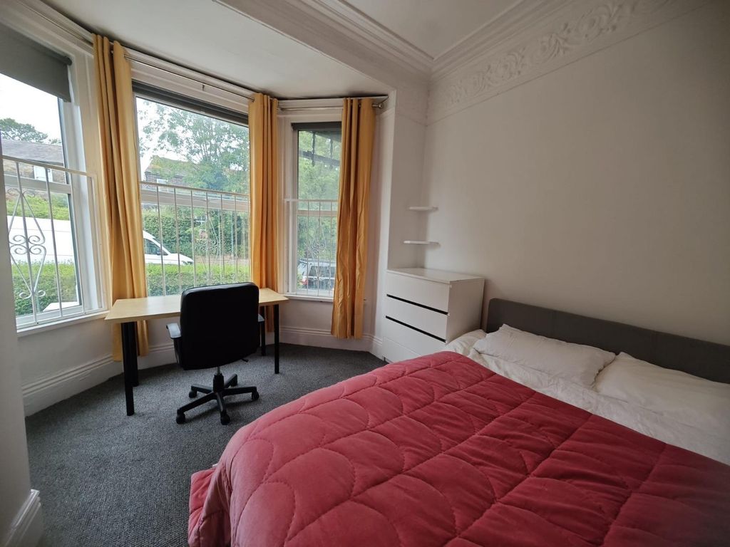 Property photo 2 of 34 Bright And Inviting Master Bedroom Featuring A Coz...