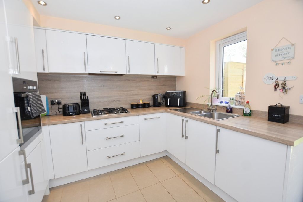 Property photo 3 of 17 Kitchen