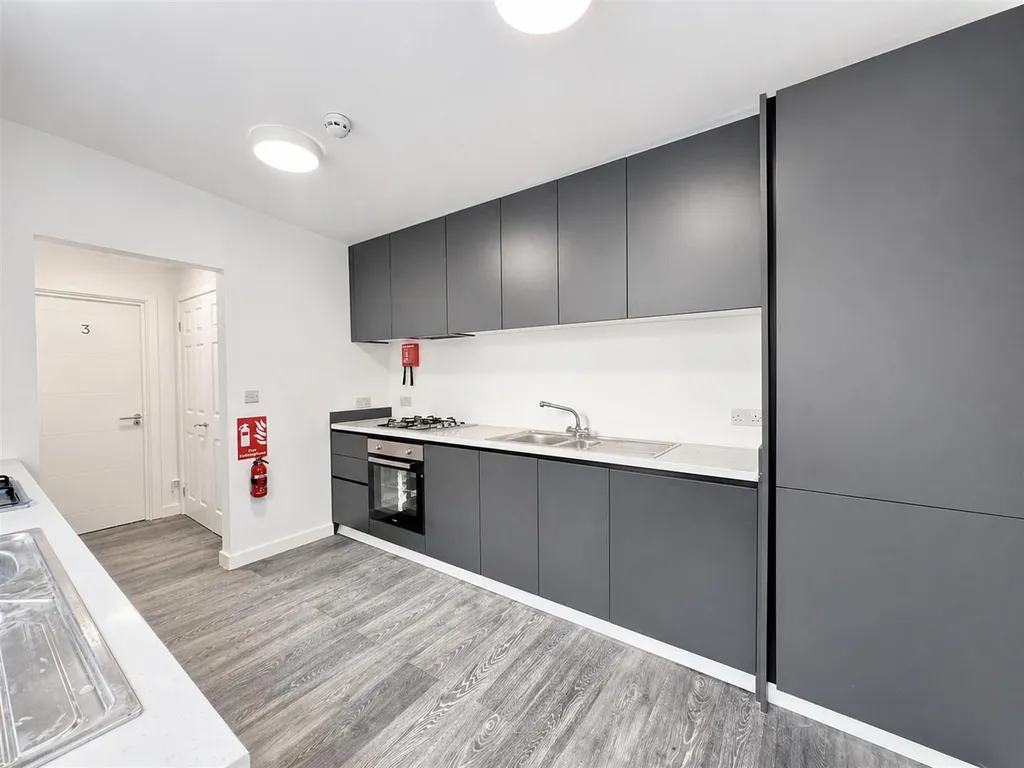 House in London, London Borough of Hounslow - More