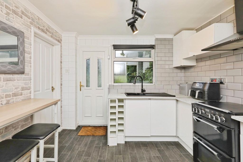 Property photo 2 of 18 Kitchen