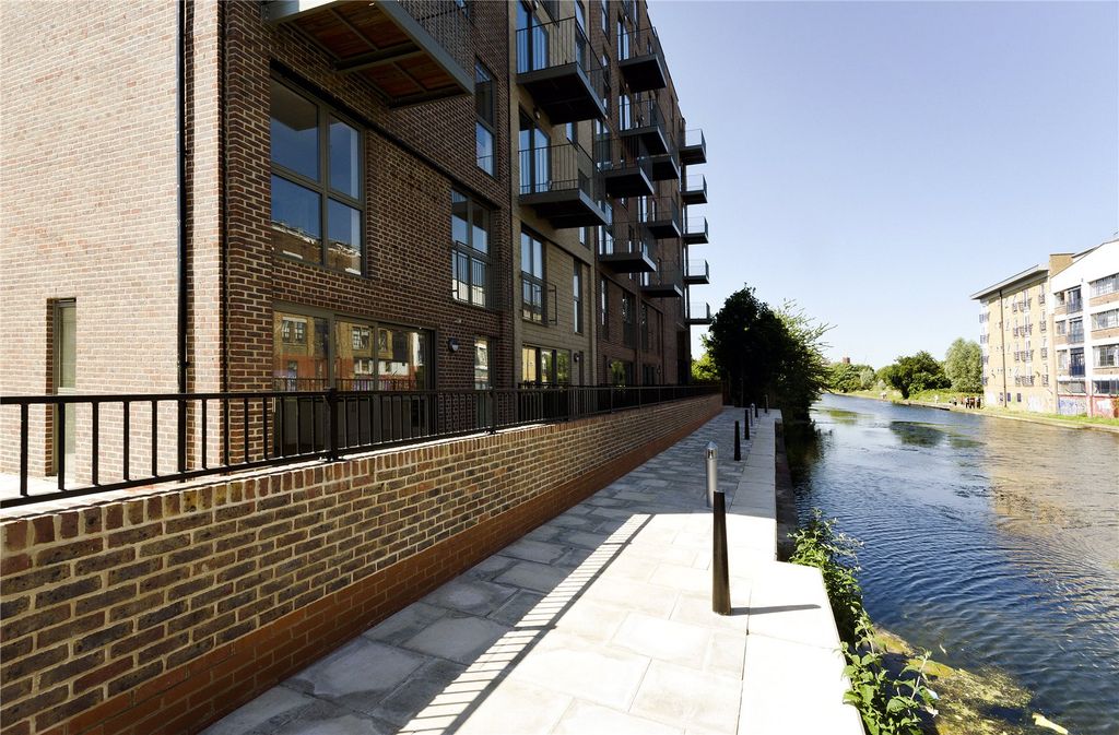 Property photo 1 of 7 Regents Canal