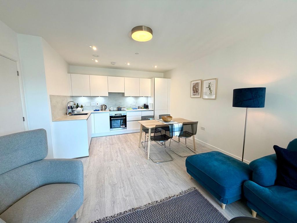 2 bed flat for saleUB3 photo 5