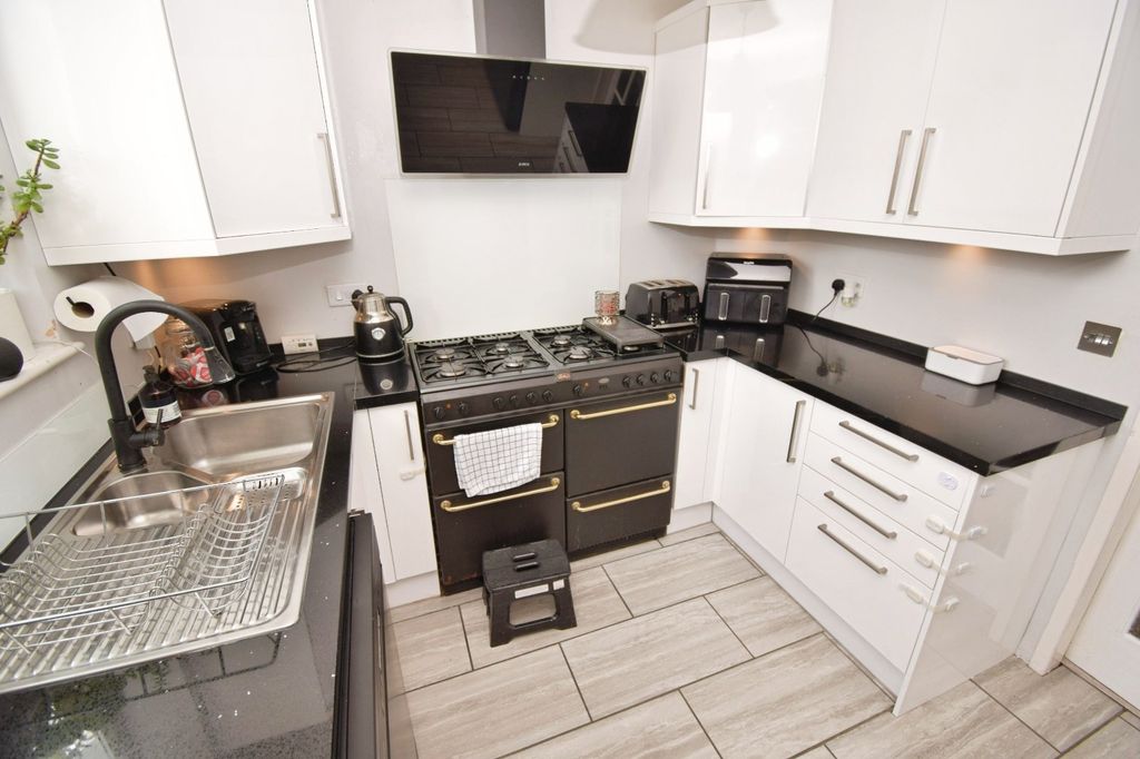 Property photo 3 of 23 Kitchen