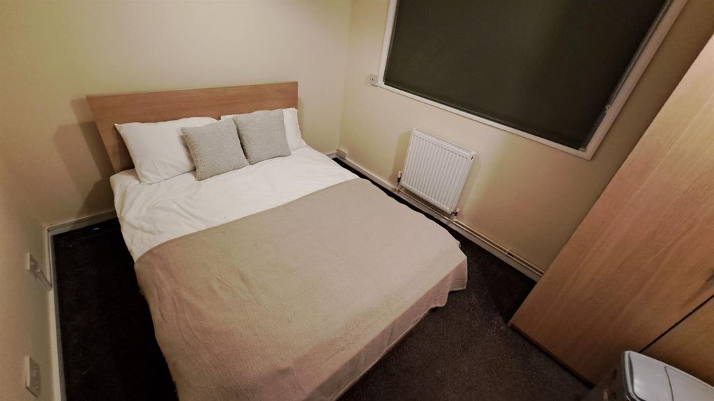 Property photo 3 of 7 Room 2