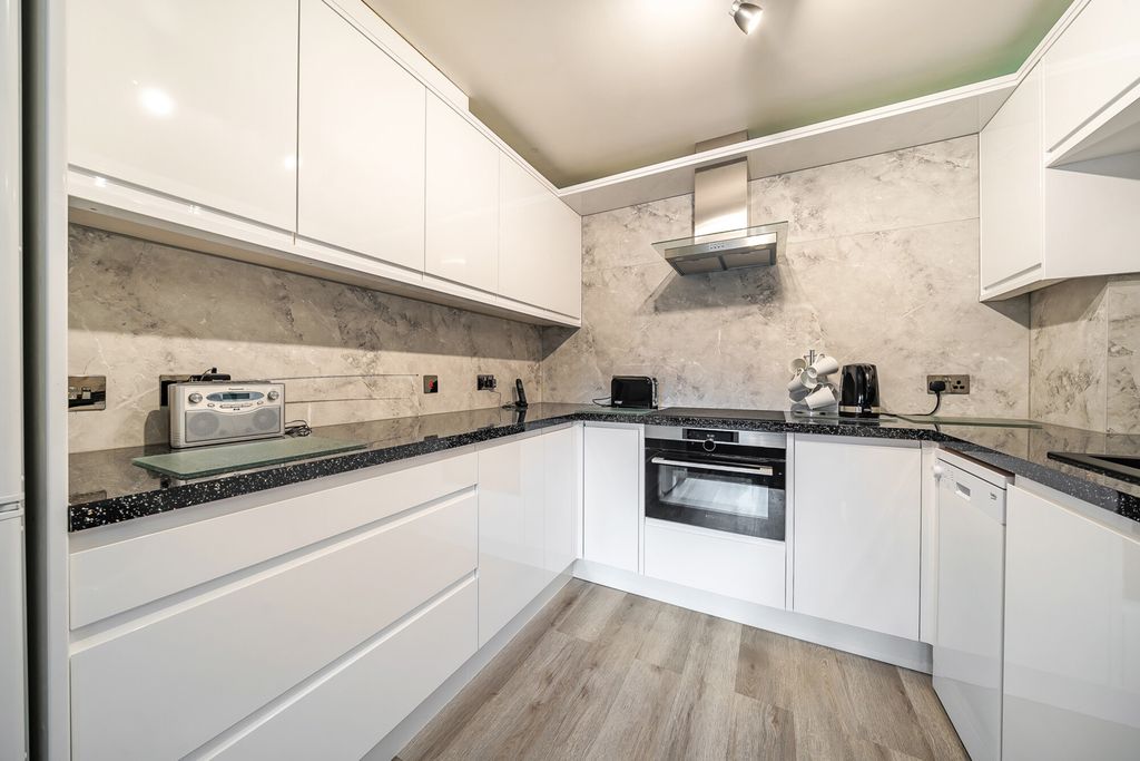 Property photo 3 of 10 Kitchen