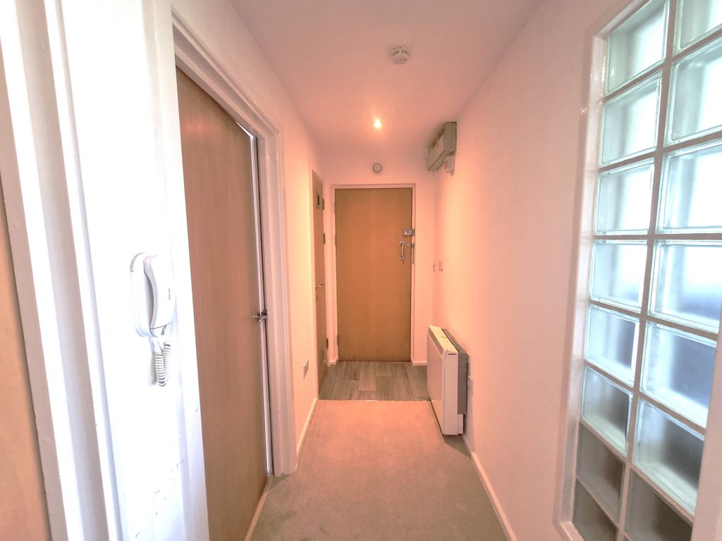 Property photo 2 of 9 Hallway