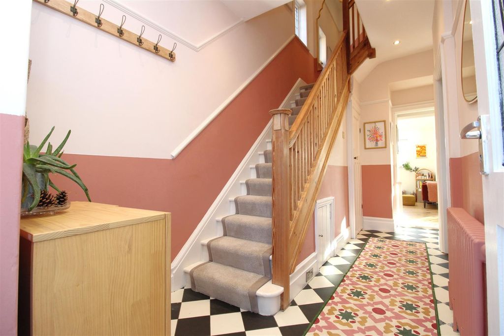 Property photo 3 of 22 Entrance Hallway