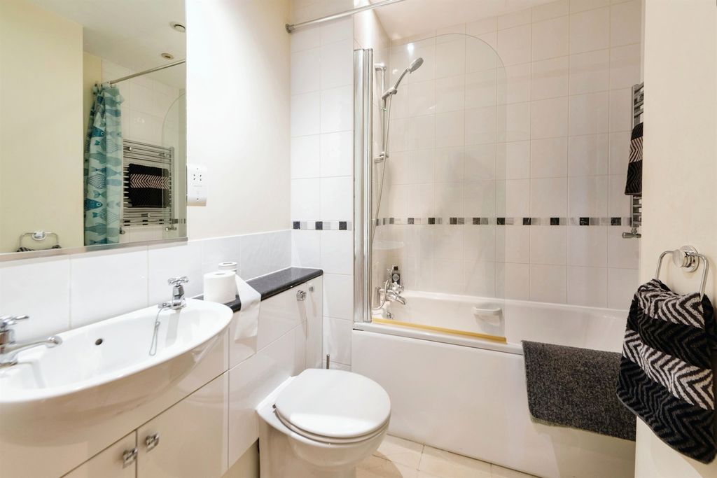 Additional image 5 of 1 bed flat for saleThe Square, Petersfield GU32