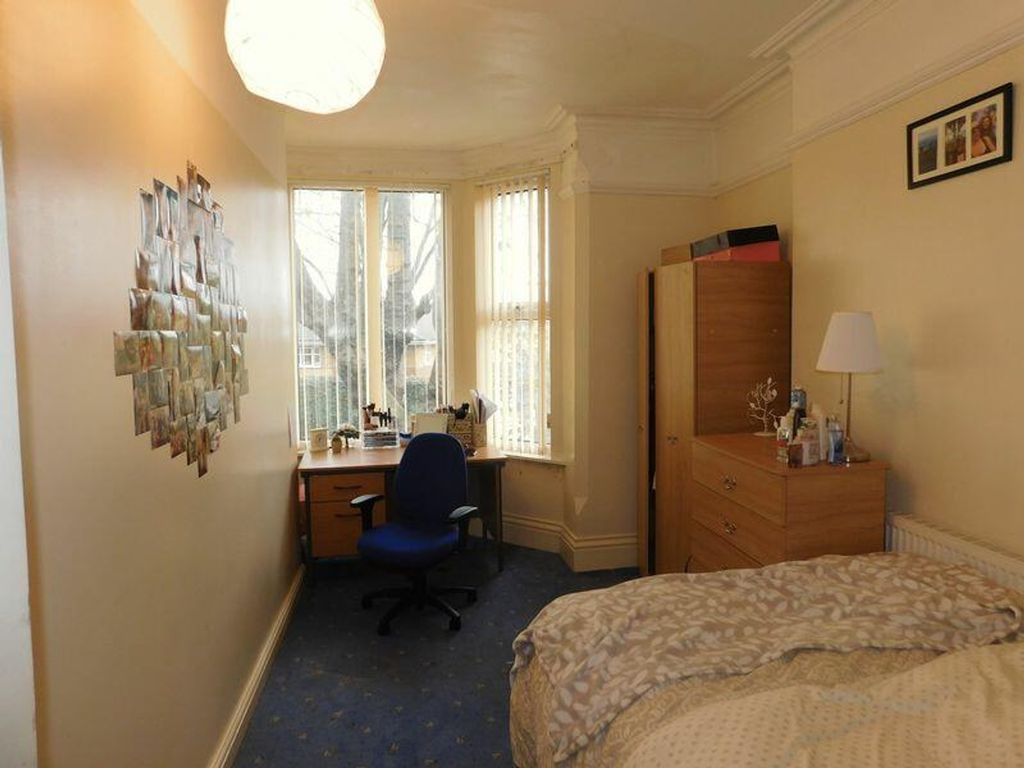 Property photo 2 of 15 A Bright And Inviting Double Bedroom Featuring Amp...