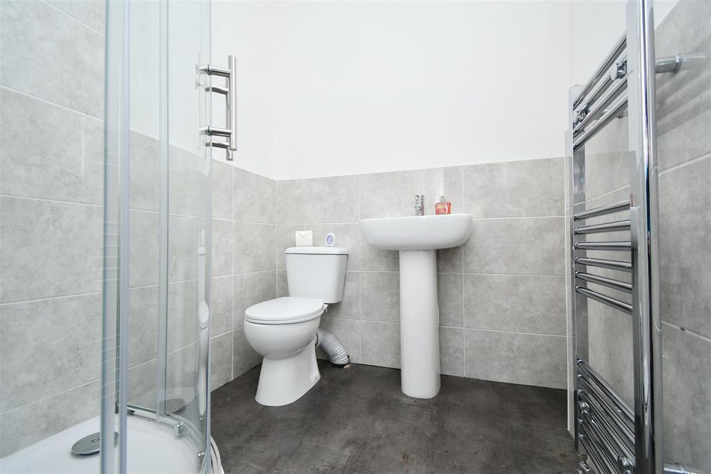 Property photo 1 of 4 Bathroom.Jpg