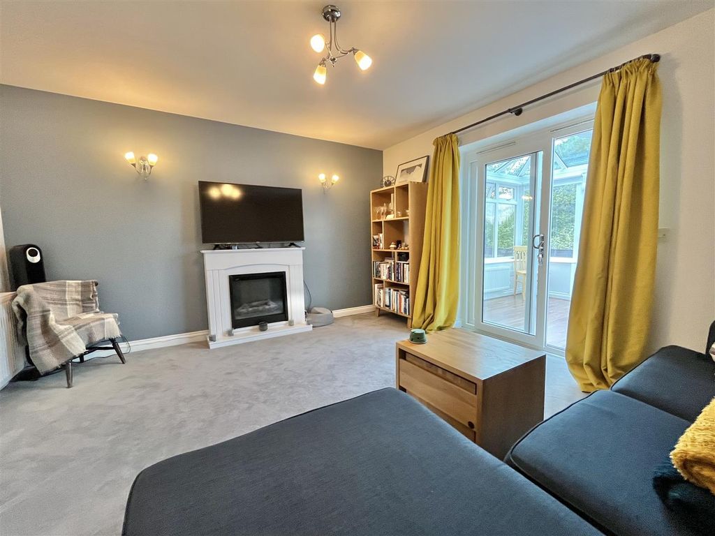 Property photo 2 of 15 Lounge