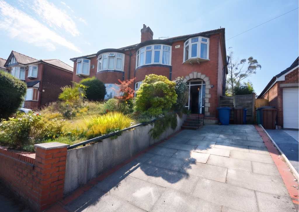 Property photo 1 of 18 Radcliffe New Road, Whitefield, M45 7Qz