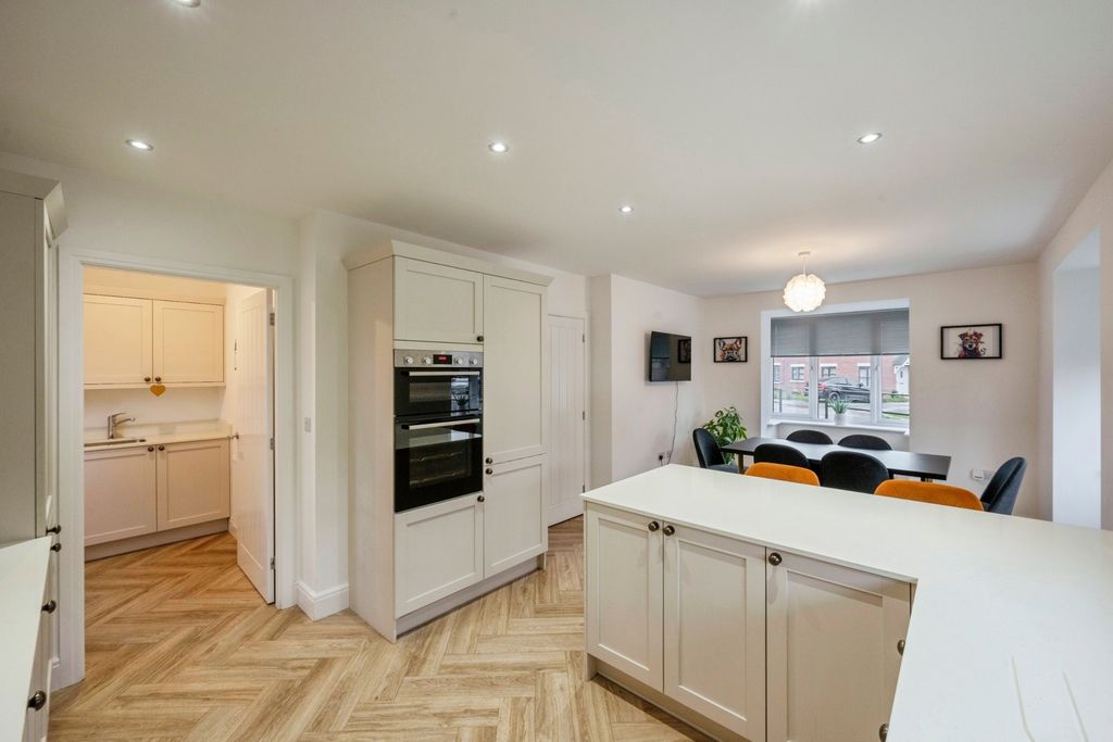 Property photo 3 of 17 Kitchen