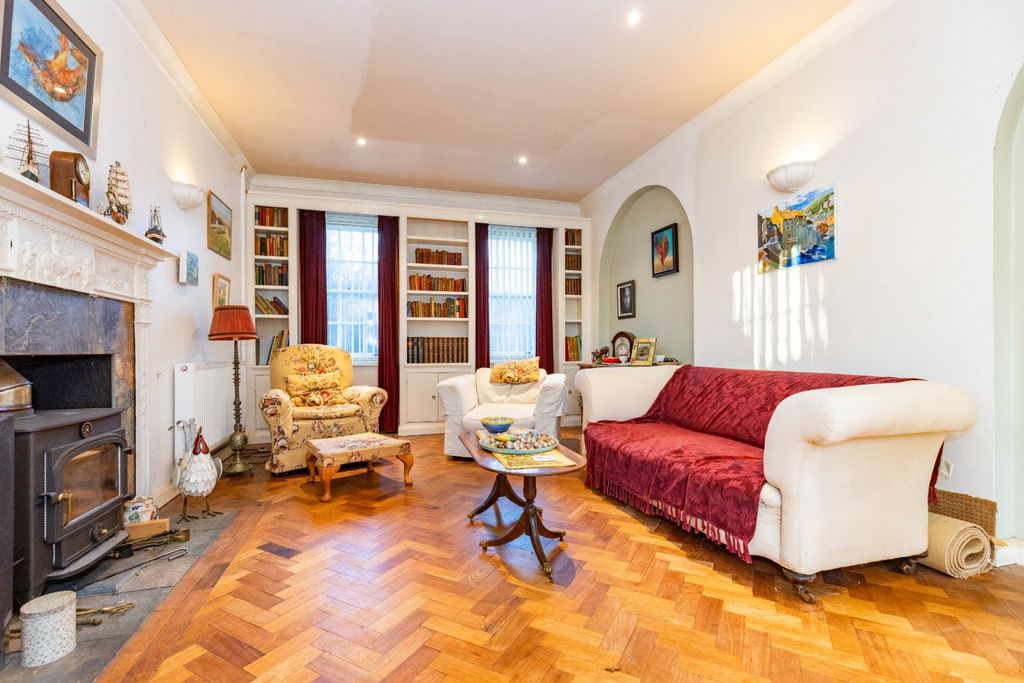 Property photo 2 of 21 Lounge