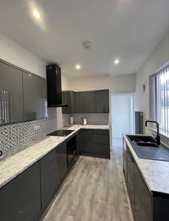 Property photo 3 of 12 Kitchen