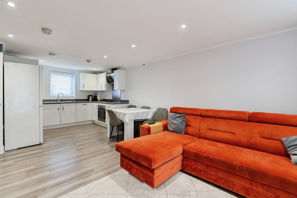 Property photo 3 of 16 Picture