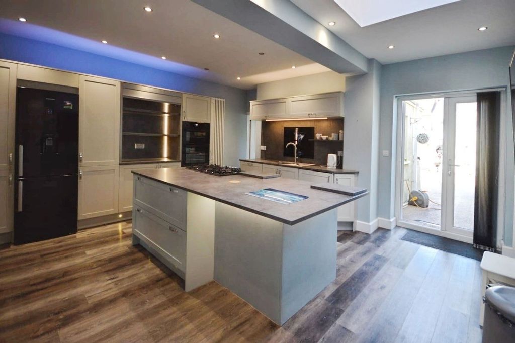 Property photo 3 of 23