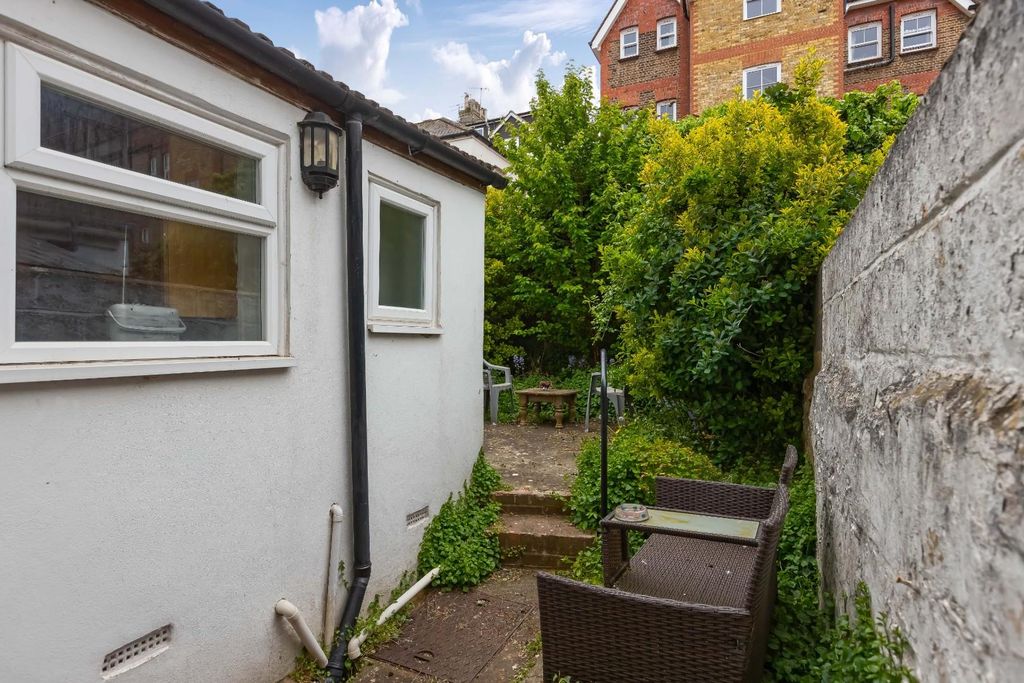 Property photo 2 of 14 Cowper St_9.Jpg